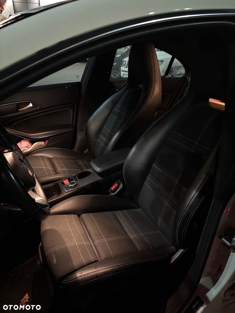 Mercedes-Benz CLA 180 7G-DCT Urban - 12