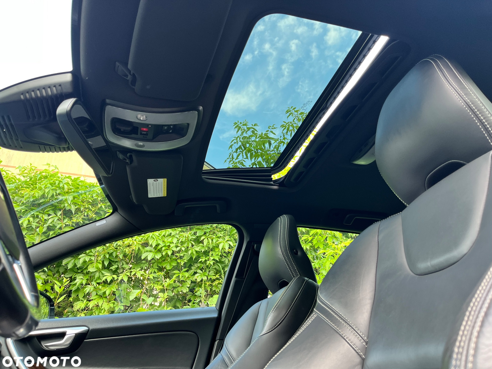 Volvo V60 D6 AWD Plug-in Hybrid R-Design Summum - 22