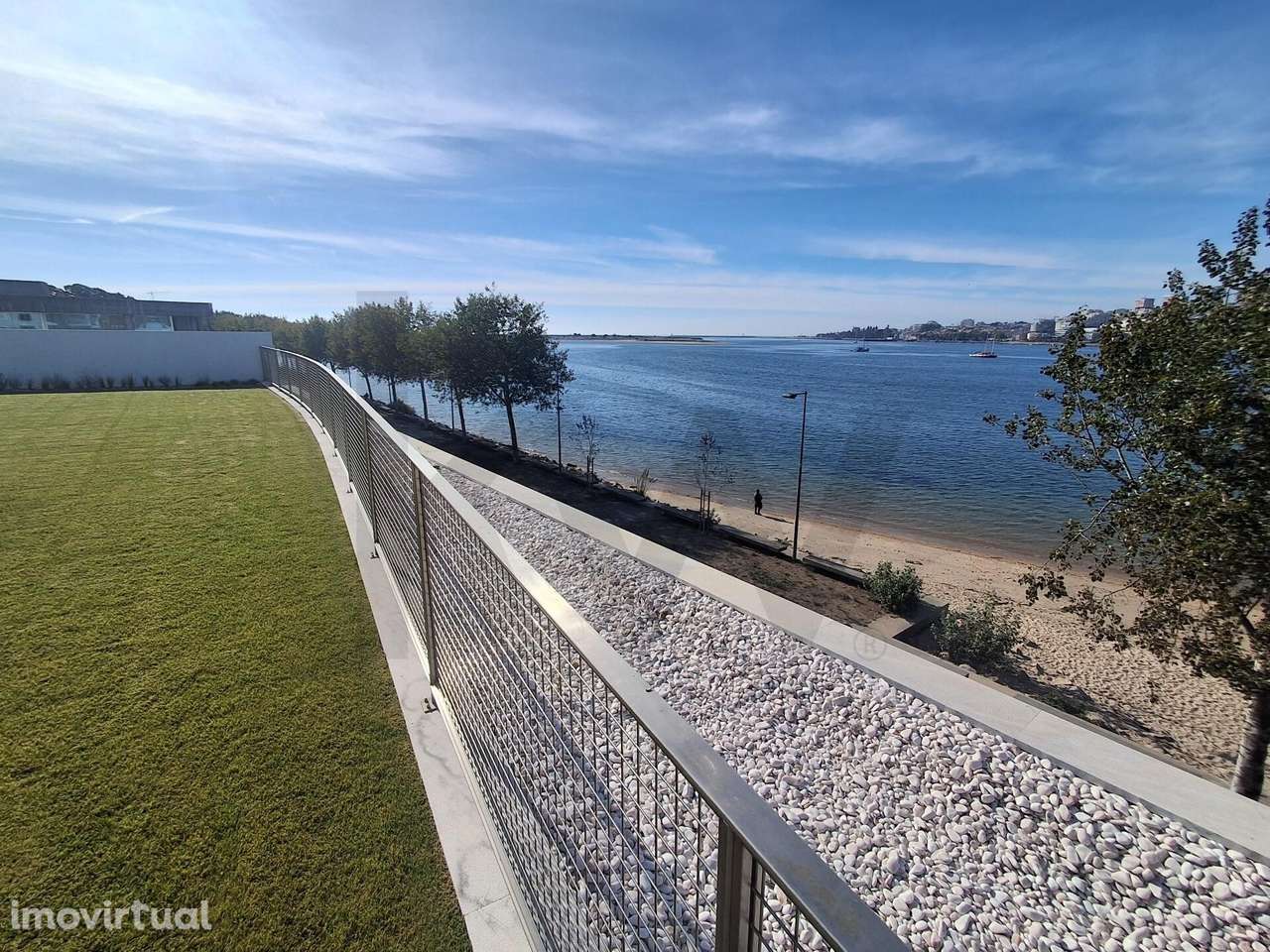 T1 Frente à praia (Douro Marina). Novo, com varanda, garagem e arrumos - Grande imagem: 3/40