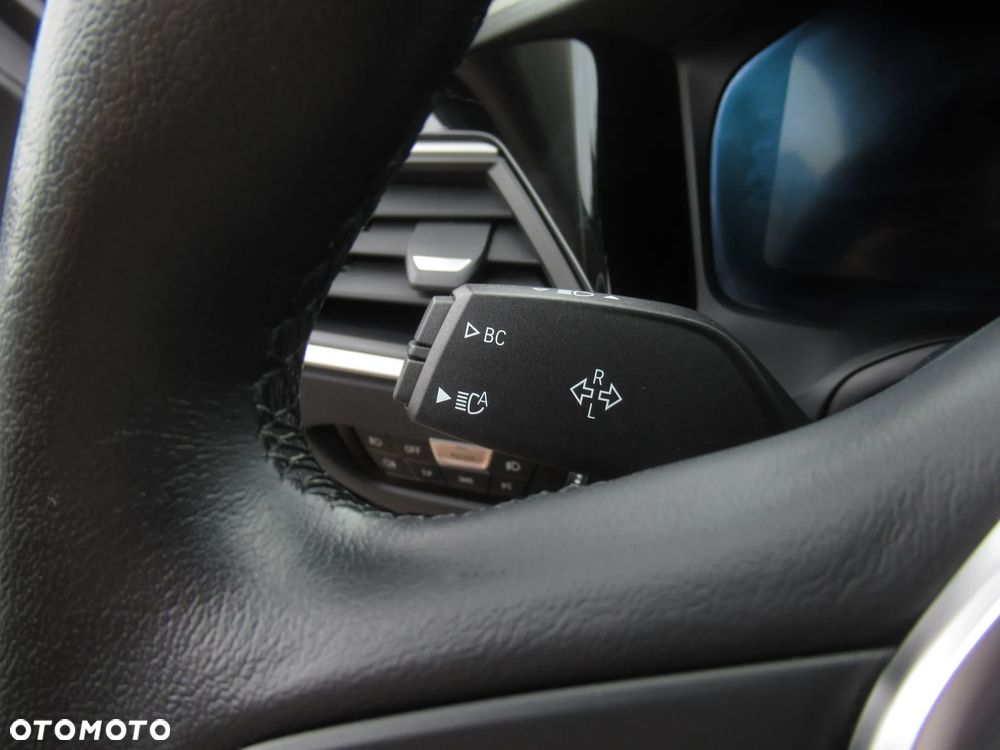 BMW Seria 3 330i xDrive - 14