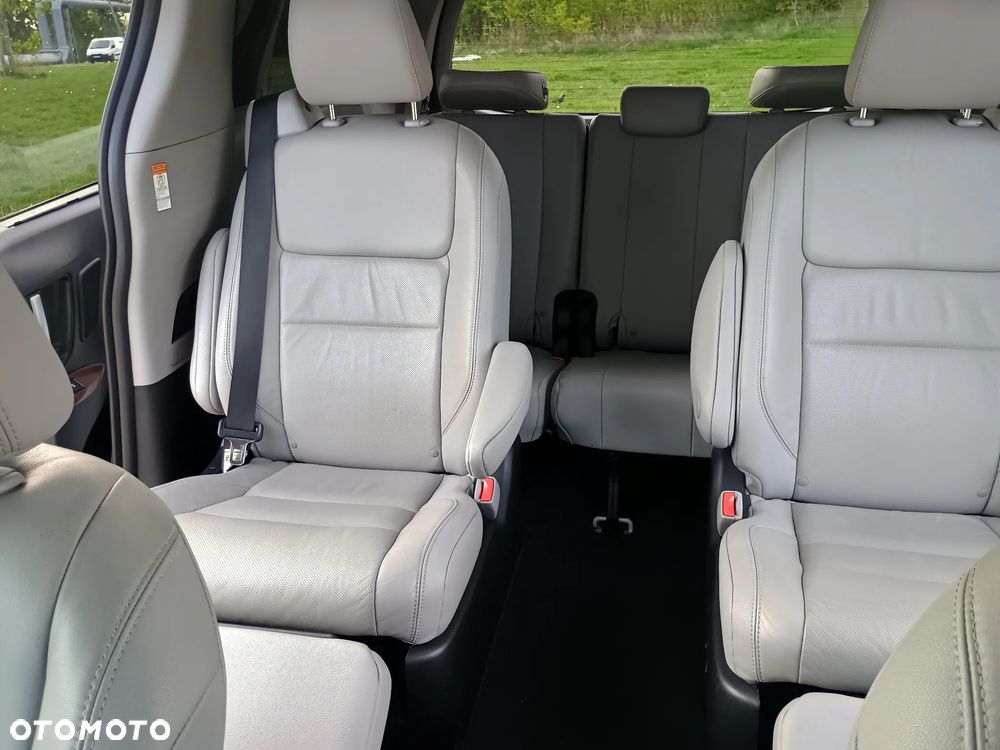 Toyota Sienna - 11