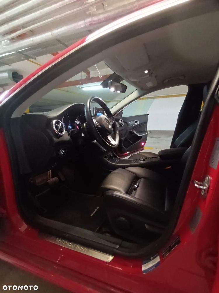 Mercedes-Benz CLA 200 7G-DCT Urban - 17