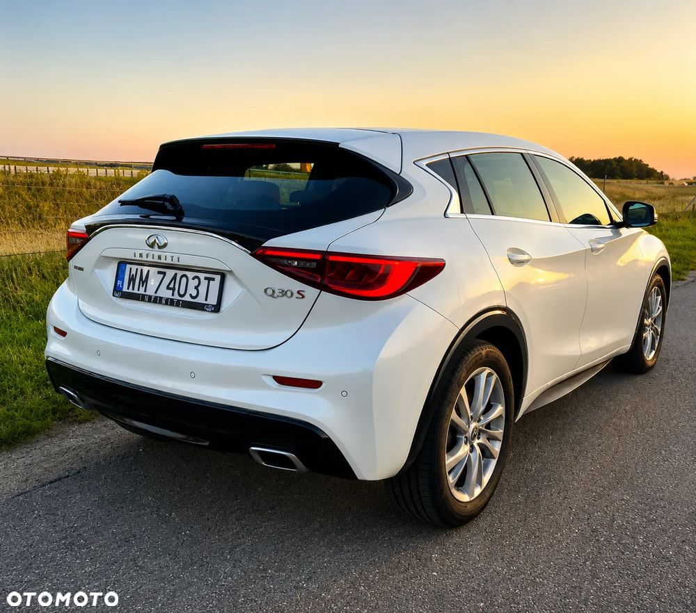 Infiniti Q30 1.6t Pure - 9