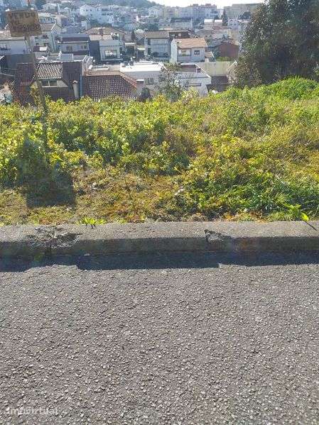 Terreno para a construção de moradia de três frentes - Grande imagem: 2/3