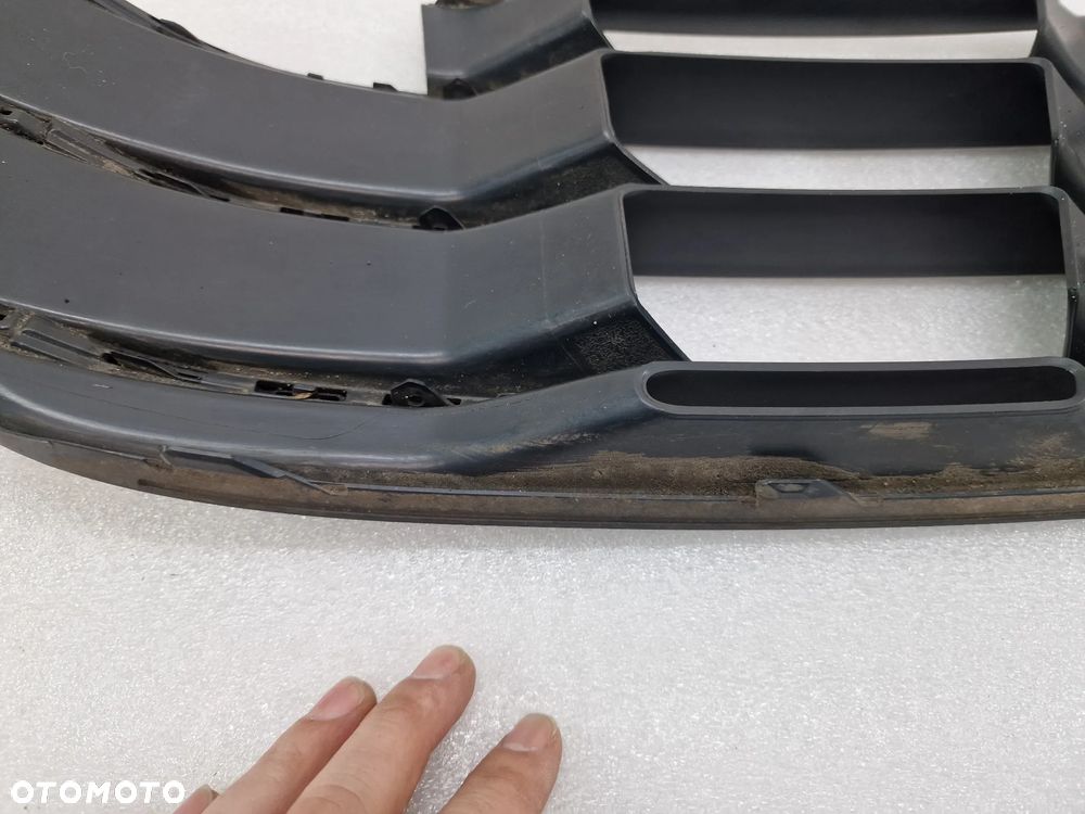 AUDI Q7 4M0 15- S-LINE PRAWA KRATKA BOCZNA ZDERZAKA PRZEDNIEGO PRZÓD , NR 4M0807682D/F , NR AUKCJI F/21 - 11