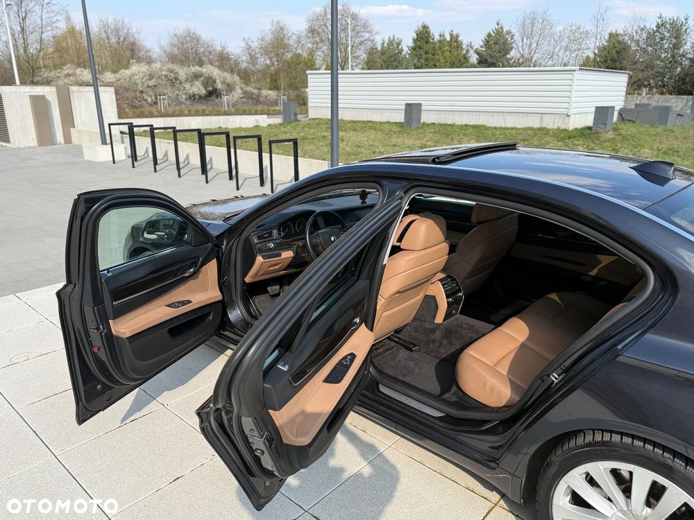 BMW Seria 7 750Li xDrive - 31
