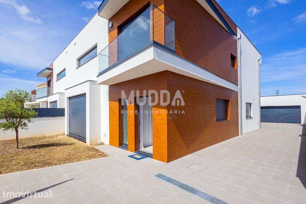 Moradia T4 com Design Contemporâneo e Acabamentos Premium - Grande imagem: 3/35