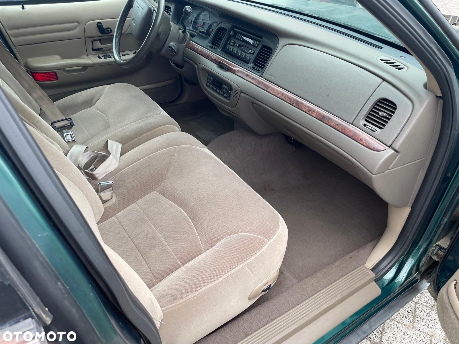 Ford Crown Victoria 4.6 LTD LX - 16