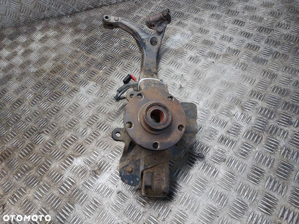 PIASTA ZWROTNICA PRAWY PRZÓD AUDI A4 B5 1.8 20V 8D0407258S - 1