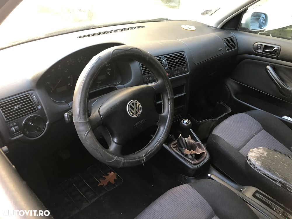 Dezmembrez VW Volkswagen Golf 4 gri argintiu 2002 4 usi - 4