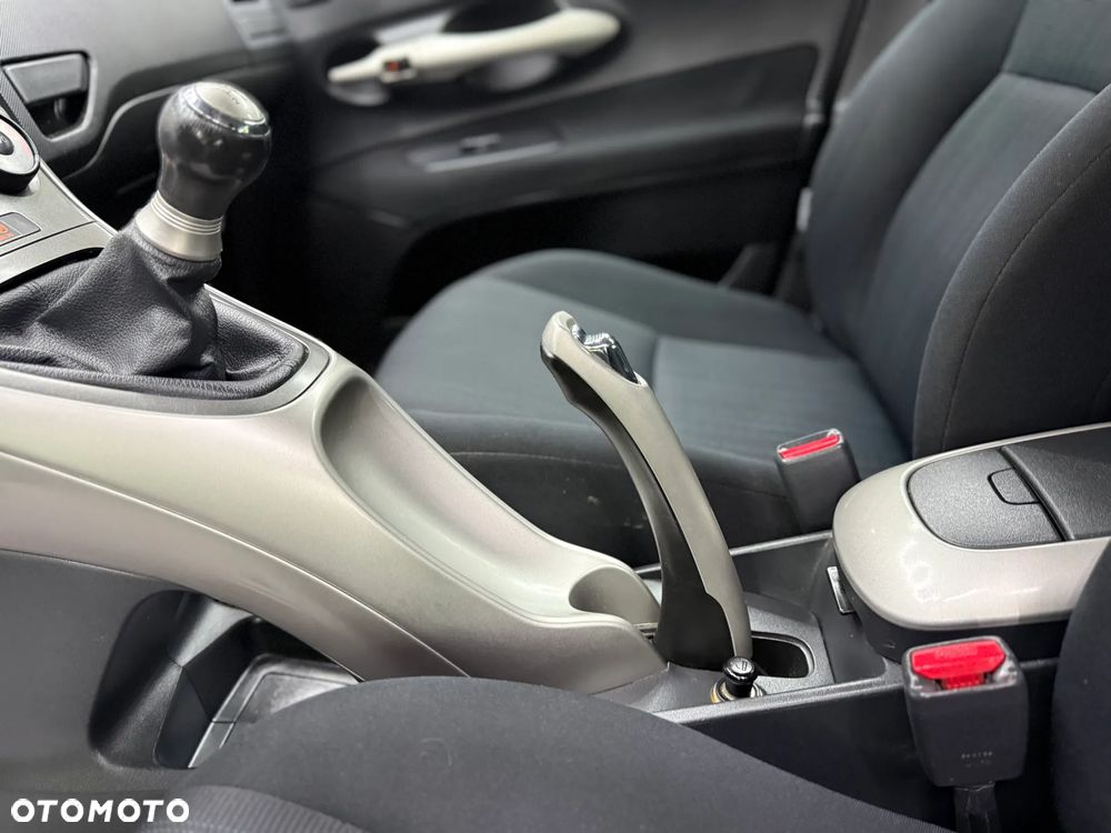 Toyota Auris 1.6 VVT-i Executive - 13