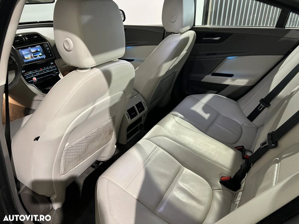 Jaguar XE 2.0 Pure - 10