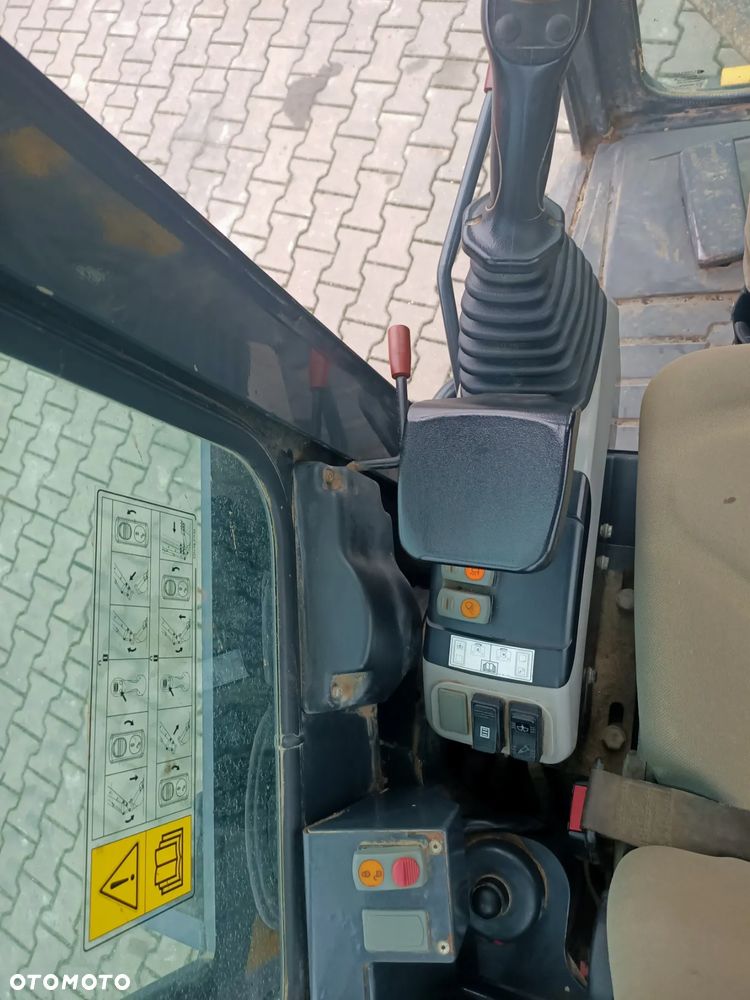 Komatsu PC26MR-3 - 9