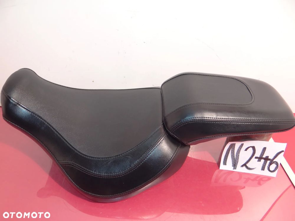 N246 HARLEY DAVIDSON FAT BOY SIEDZENIE KANAPA KIEROWCY I PASAŻERA FLFB FLBFS FAT BOY 114 M8 pasuje do modeli z lat 18 - 2O24 OEM 52000333. - 9
