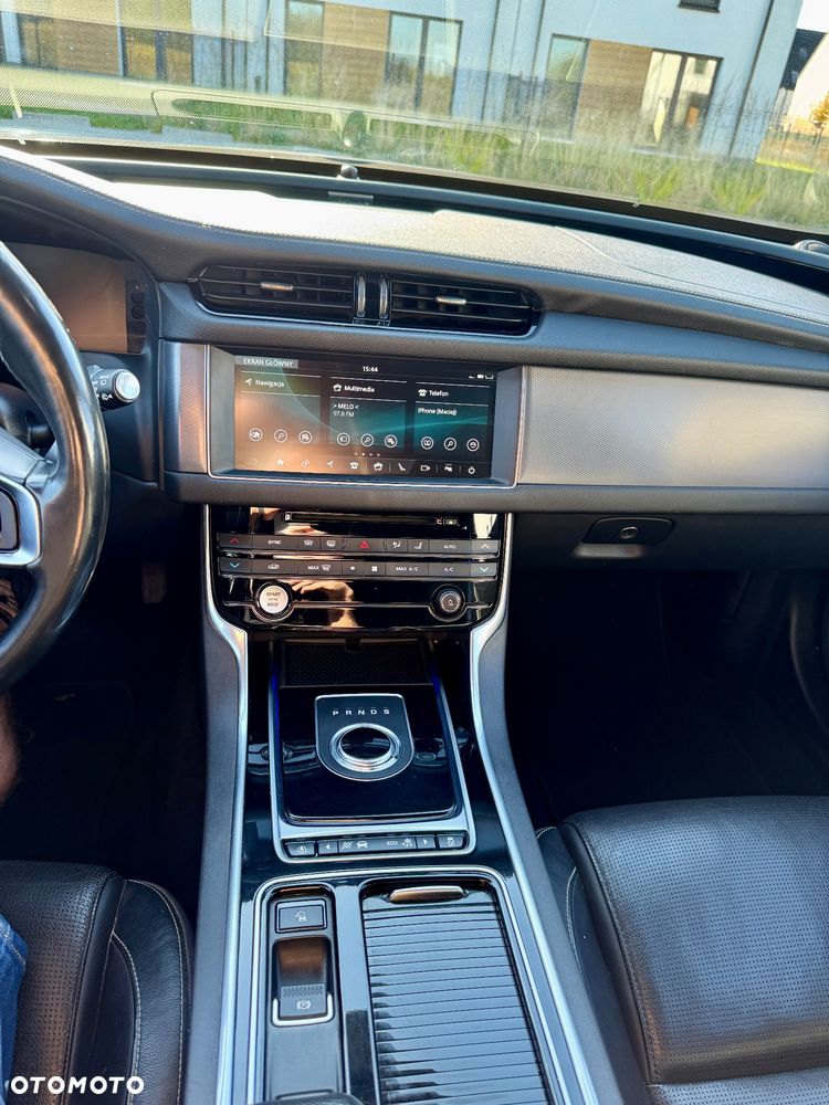 Jaguar XF 20d R-Sport - 21
