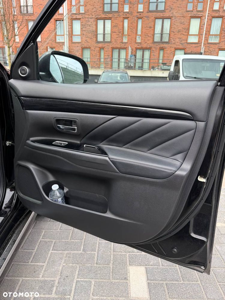 Mitsubishi Outlander Instyle NAVI + - 37