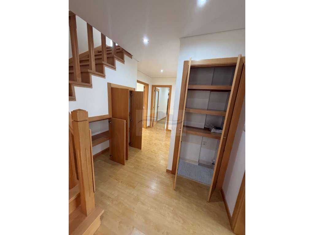 T3 Duplex Novo com Grande Terraço, Arrecadação e Box - Grande imagem: 5/22