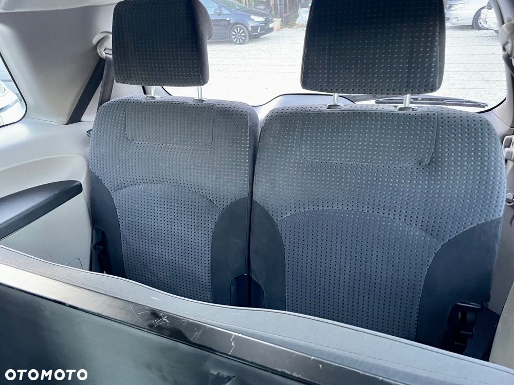 Mitsubishi Grandis 2.4 Inform - 29
