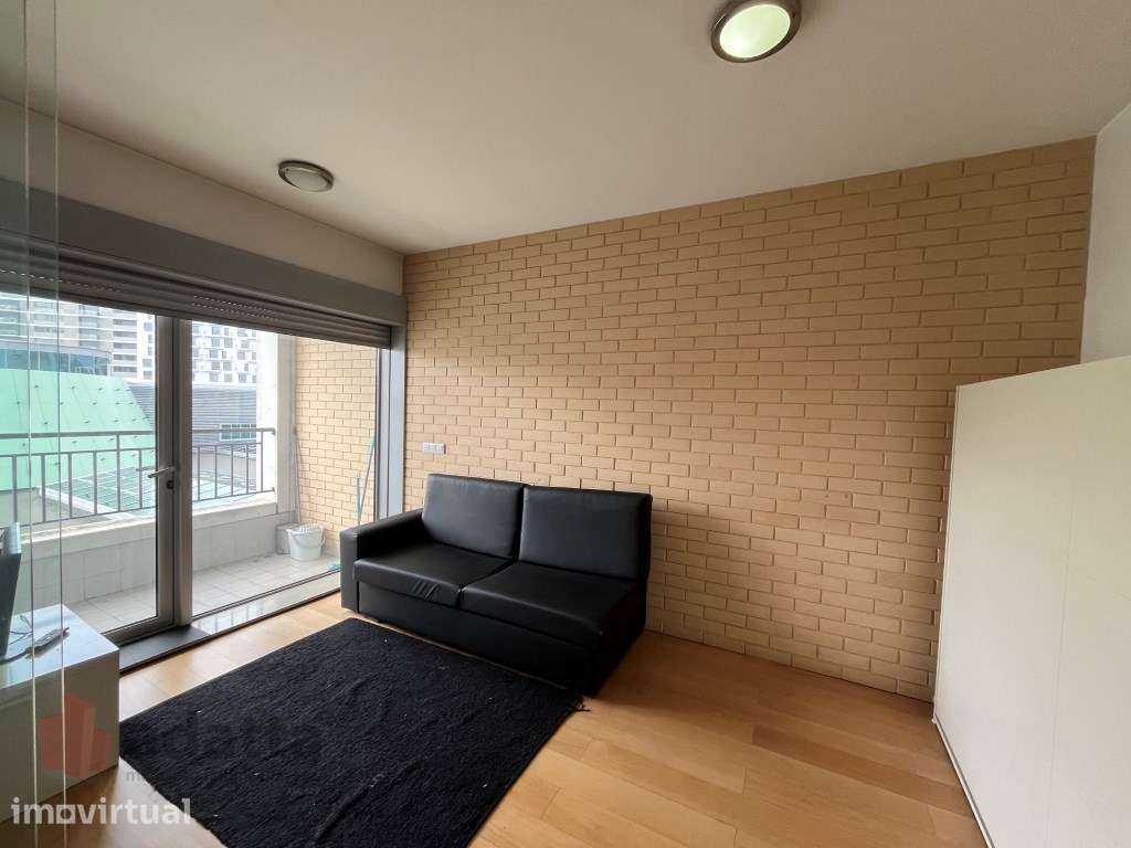 APARTAMENTO T0 MOBILADO, COM COZINHA EQUIPADA E ESTACIONAMENTO no E... - Grande imagem: 3/27