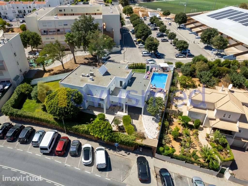Moradia com 7 quartos localizada no centro de Albufeira - Grande imagem: 2/51