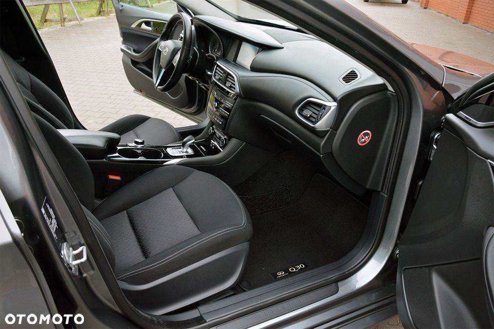 Infiniti Q30 2.2d DCT AWD City Black Edition - 12