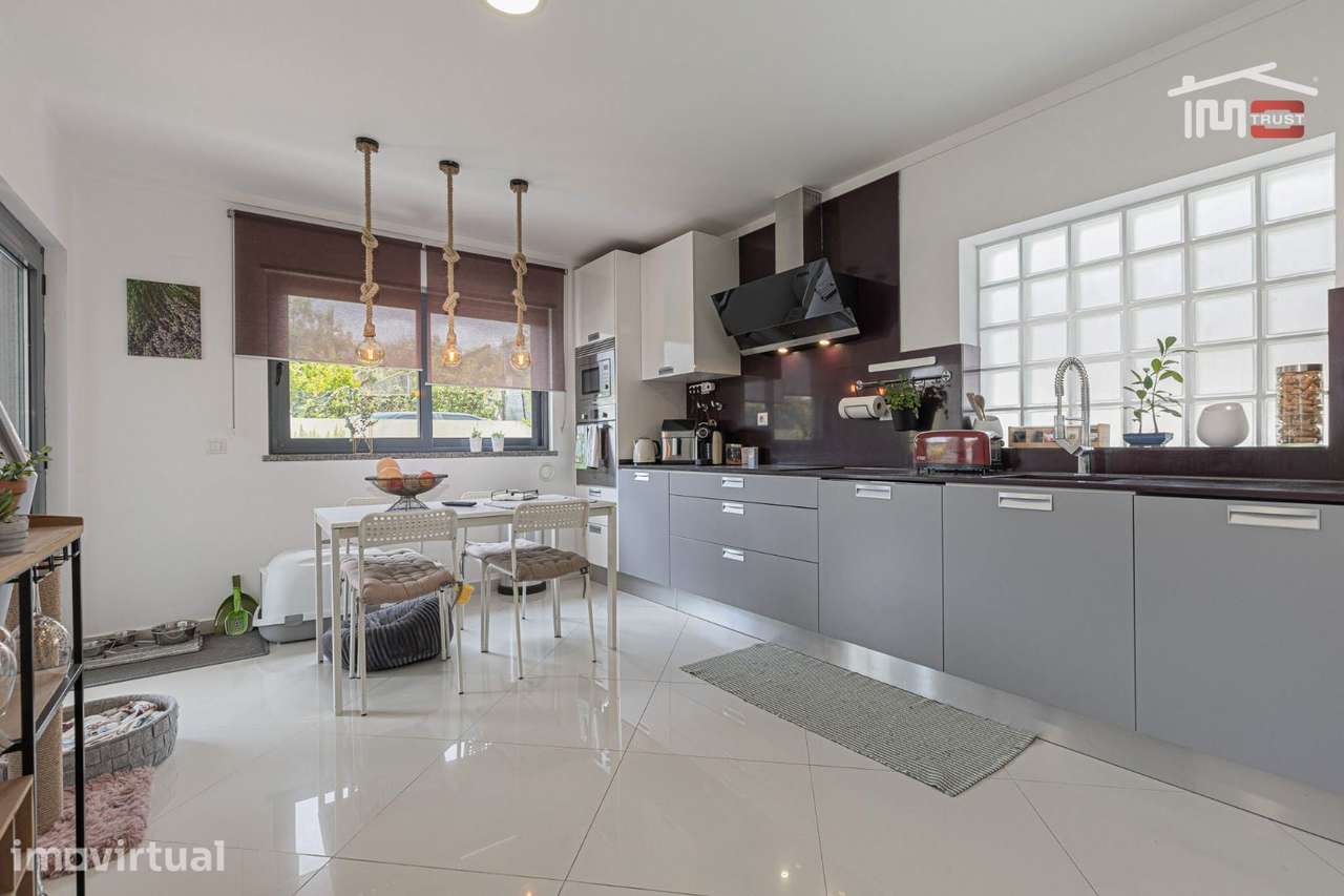 Moradia T4 com Suite, Garagem e Churrasqueira em Santo António da C... - Grande imagem: 5/39