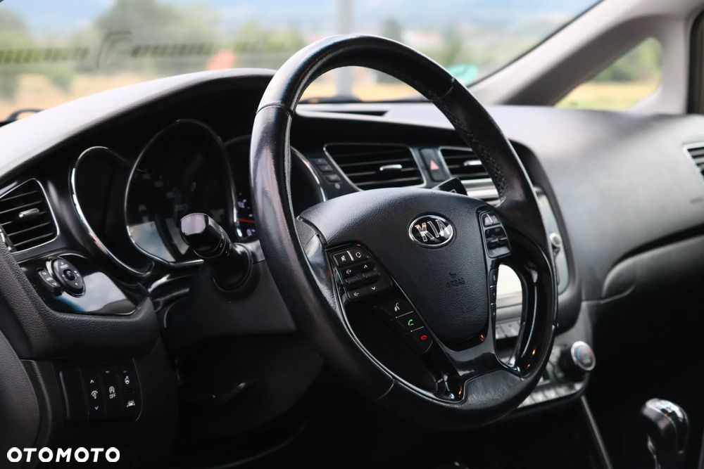 Kia Ceed 1.6 CRDi 128 Fifa World Cup Edition - 5