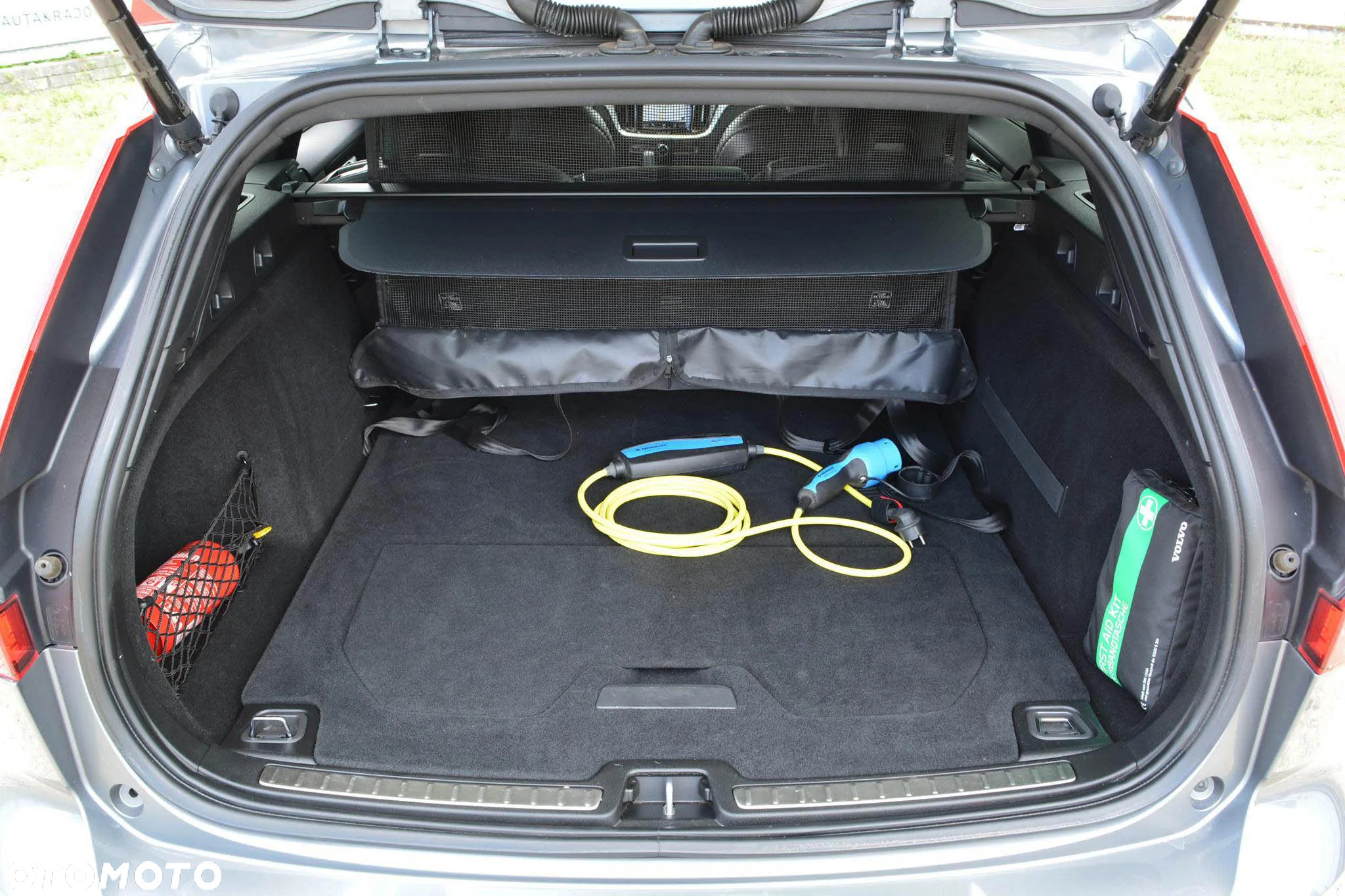 Volvo V60 T8 AWD Plug-In Hybrid R-Design - 40