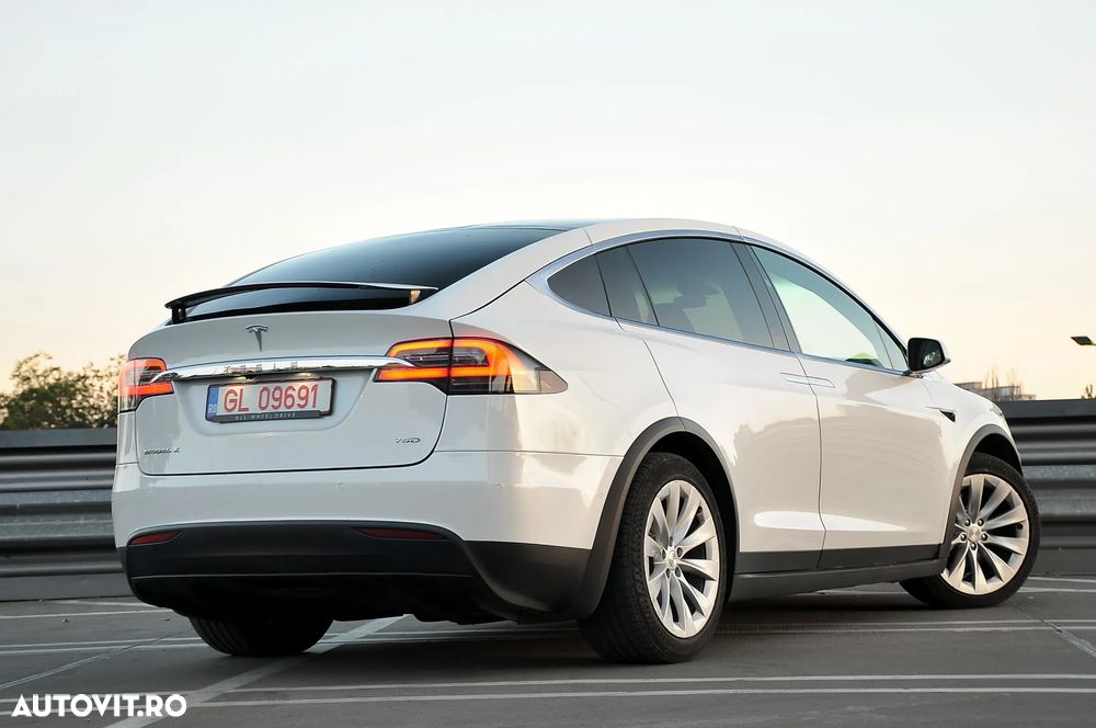 Tesla Model X - 11