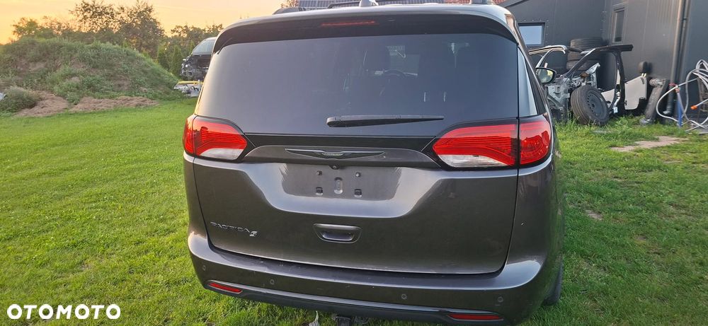 Chrysler Pacifica - 11