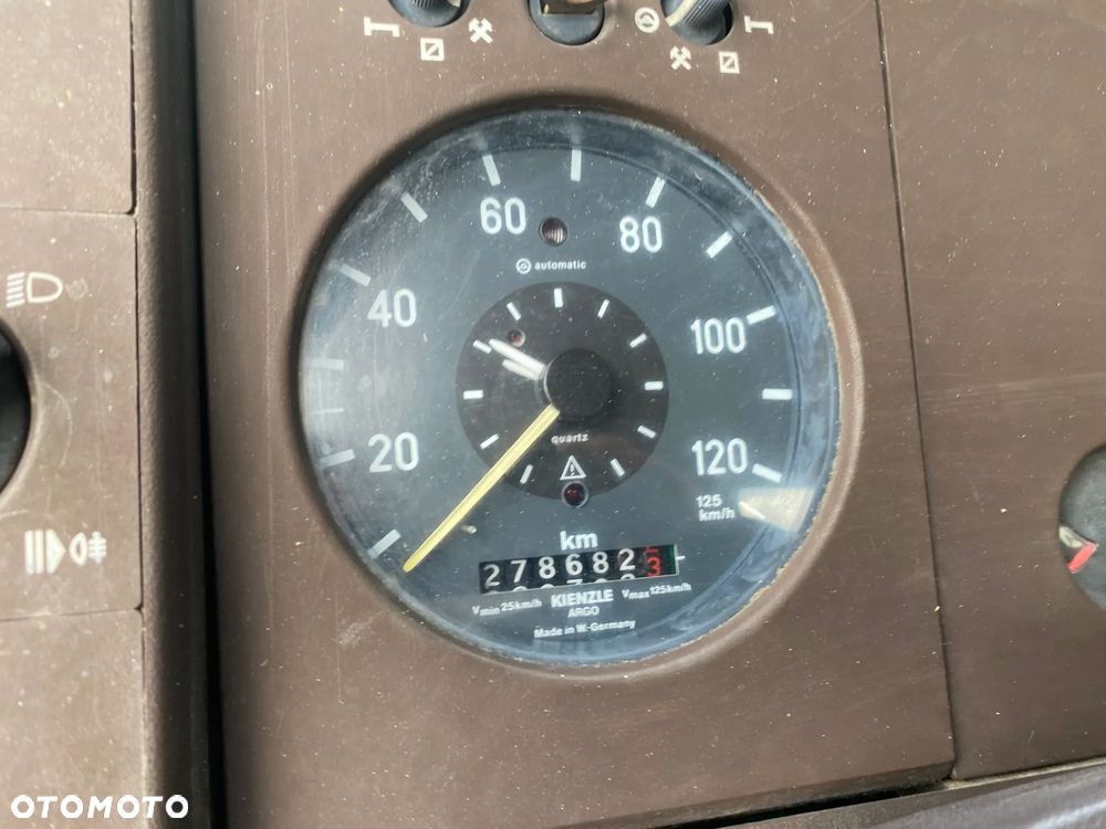 Mercedes-Benz 609D - 12