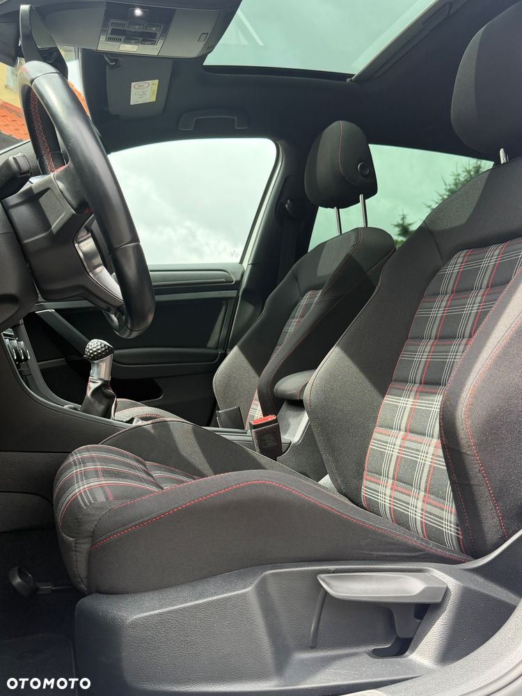Volkswagen Golf GTI (BlueMotion Technology) - 17