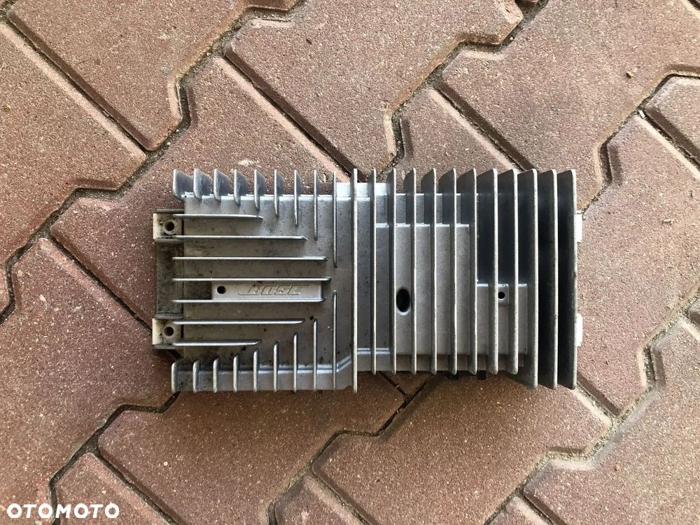 CADILLAC ESCALADE III 6,2 V8 2006-2014 WZMACNIACZ BOSE - 1