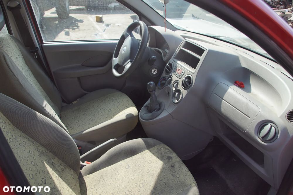 Auto na części - Fiat Panda II 1.1 54 KM 187A1000 C514 2004R Silnik Skrzynia Drzwi Szyba Lusterko Błotnik Maska Klapa Deska Kokpit Sterownik Moduł Czujnik Licznik Kierownica - 15