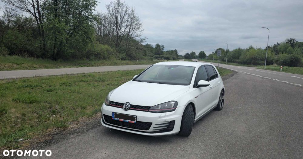 Volkswagen Golf - 1