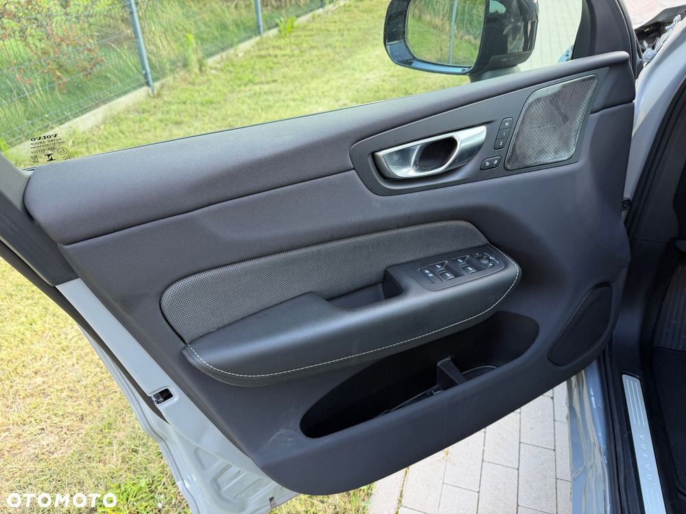 Volvo XC 60 B4 B Plus Dark - 17