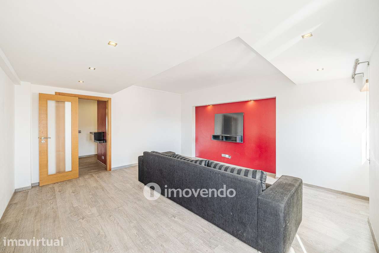 Apartamento T3 com áreas generosas e luz natural, no Carregado - Grande imagem: 5/47