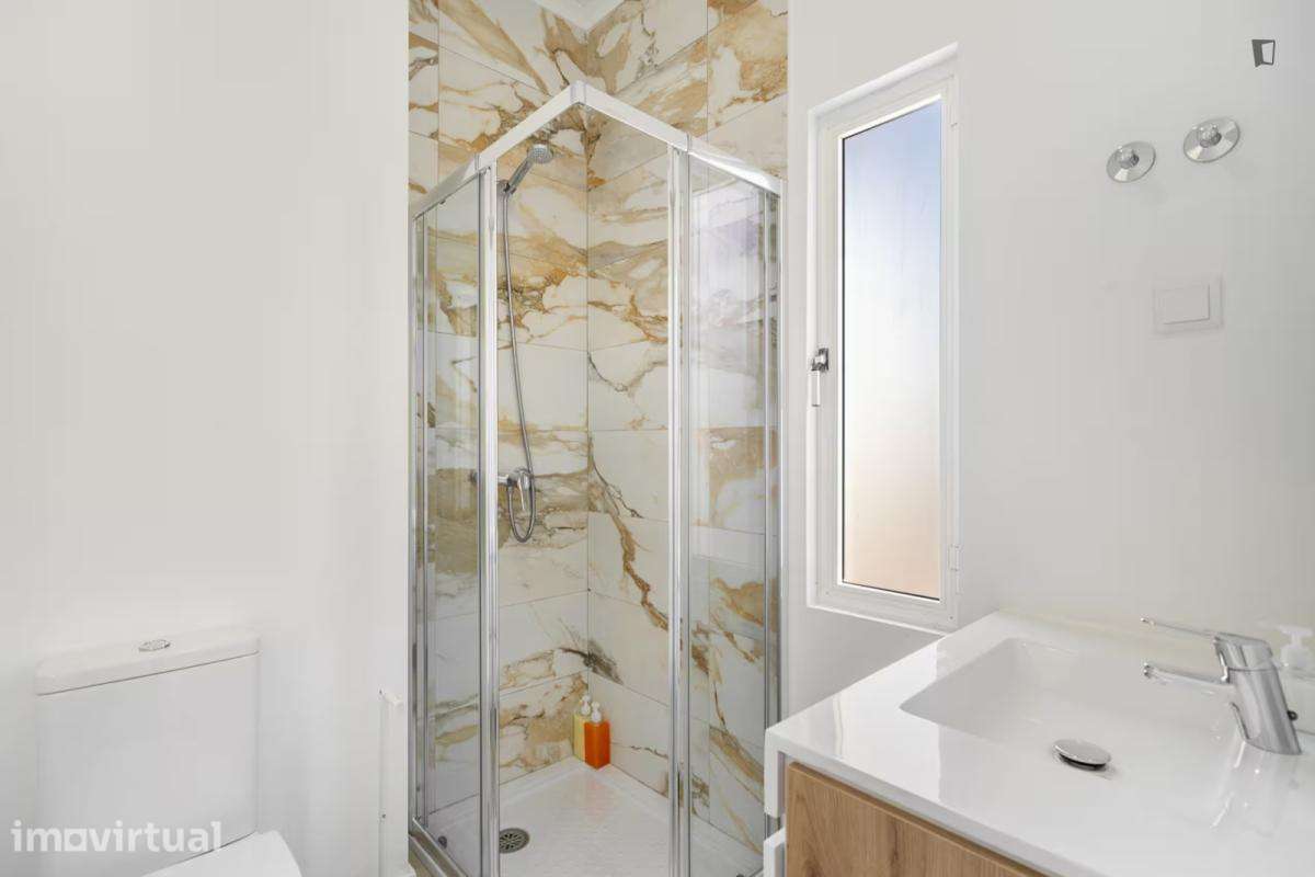 Quarto - localizado em Penha Lisbon - Grande imagem: 3/11