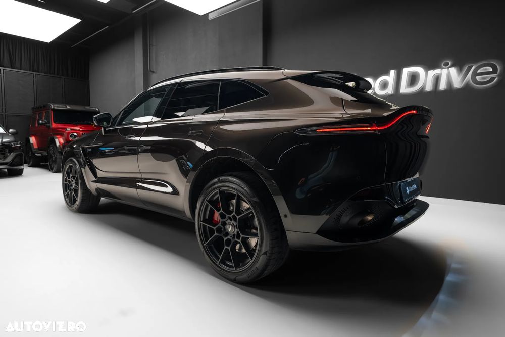 Aston Martin DBX - 7