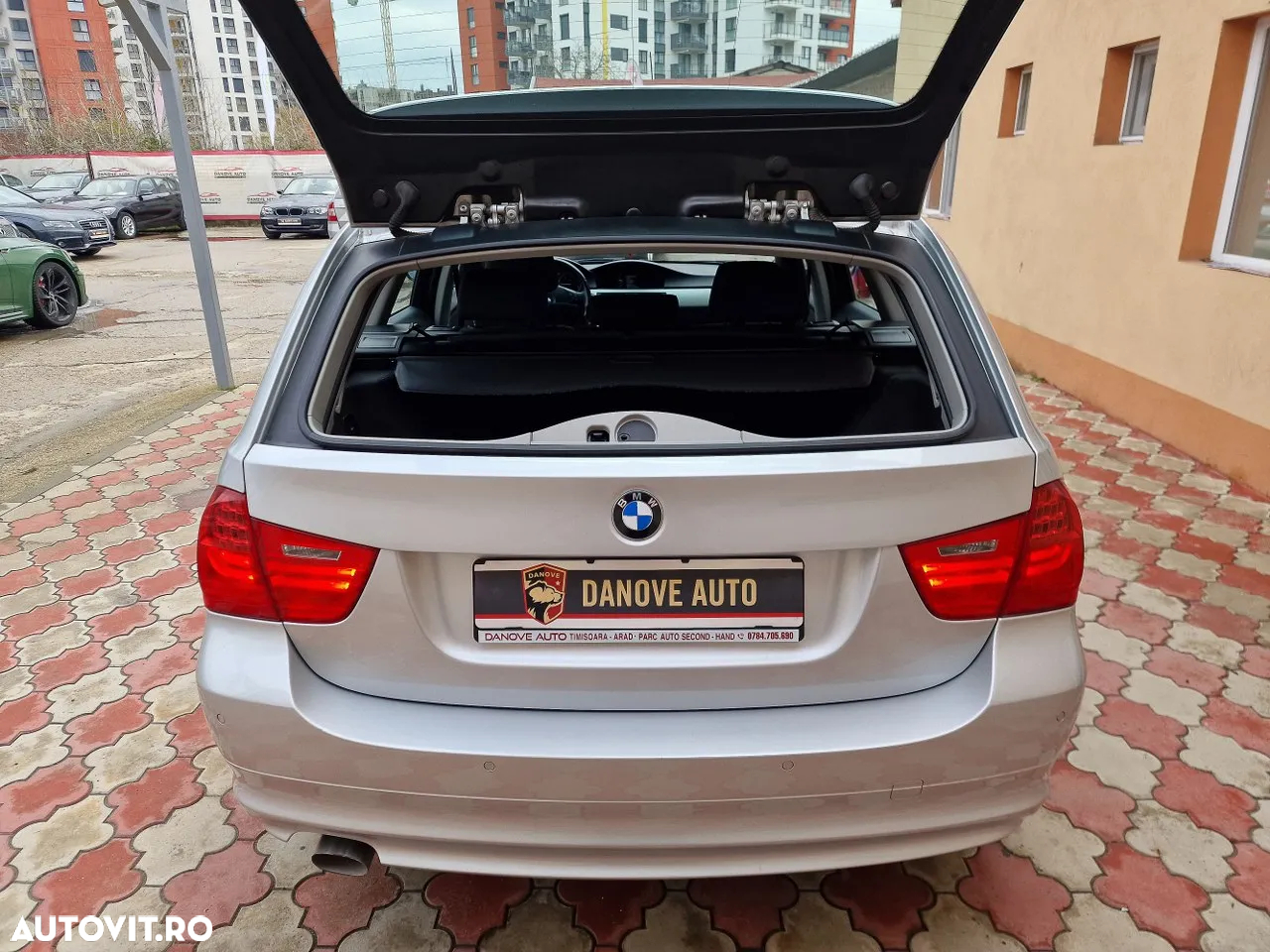 BMW Seria 3 318d DPF Touring Aut. - 11