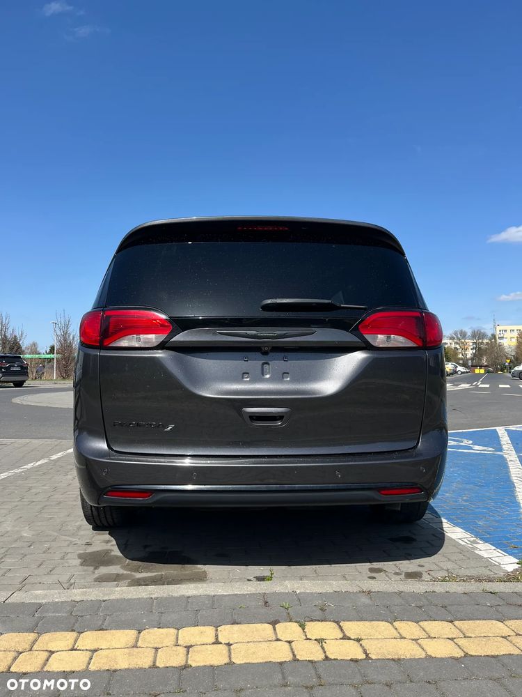 Chrysler Pacifica - 2