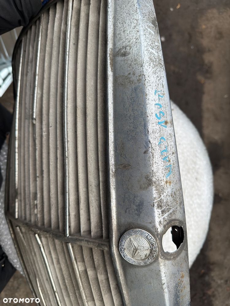 MERCEDES W123 GRIL ATRAPA - 2