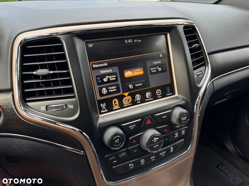 Jeep Grand Cherokee - 32