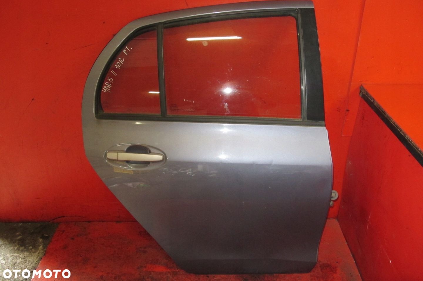 TOYOTA YARIS 2 II DRZWI TYŁ PRAWE 8T4 5D - 1