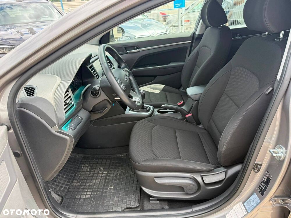 Hyundai Elantra 1.6 Comfort - 11