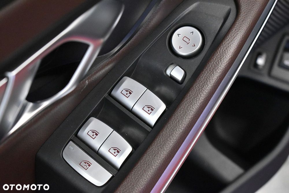 BMW Seria 3 330e PHEV M Sport sport - 9
