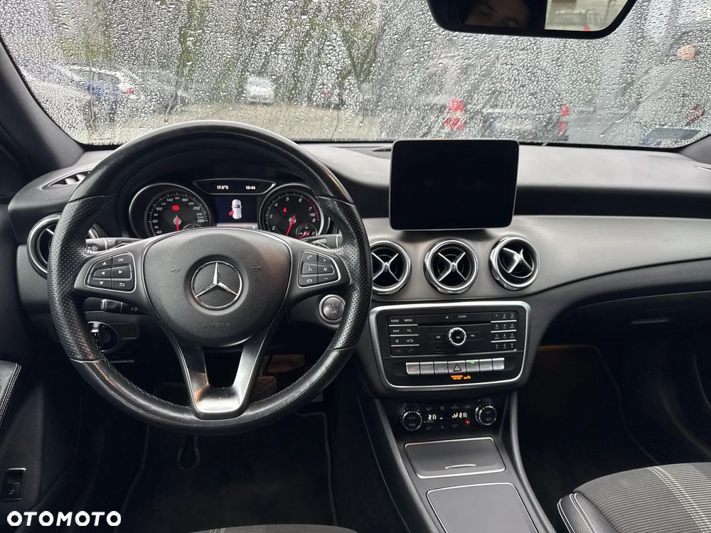 Mercedes-Benz GLA 200 7G-DCT Urban - 14