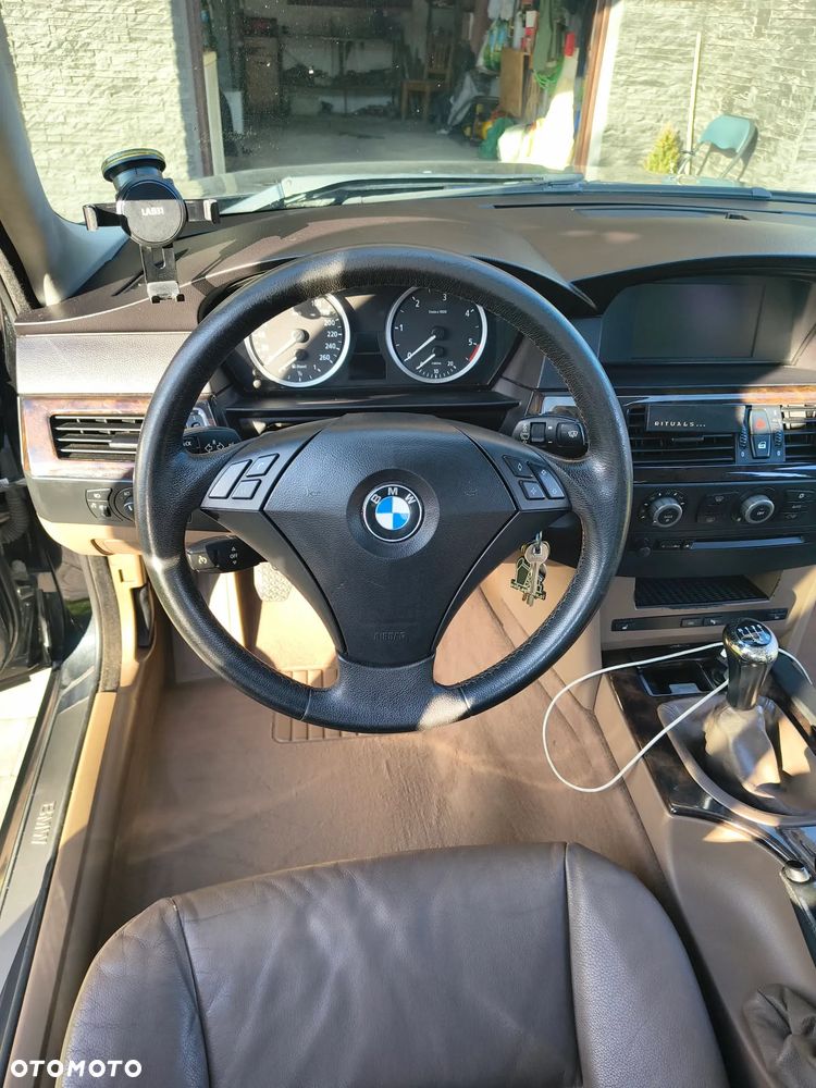 BMW Seria 5 525d - 23