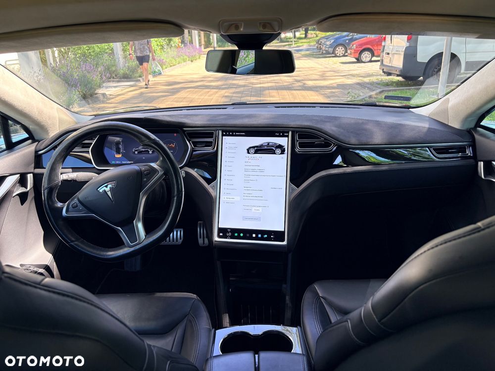 Tesla Model S - 8