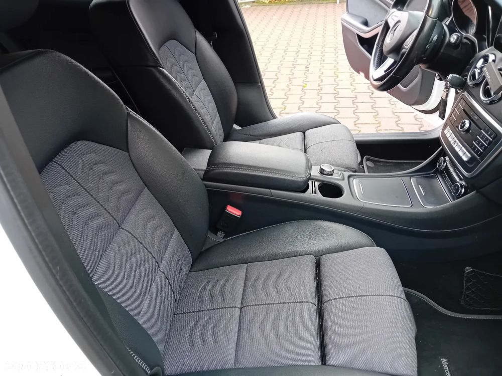 Mercedes-Benz GLA 200 7G-DCT Urban - 25